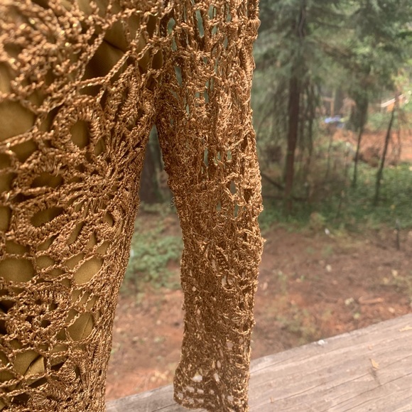 Cable & Gauge burnt gold crochet layered( with cami) neutral pullover sweater - Picture 10 of 12